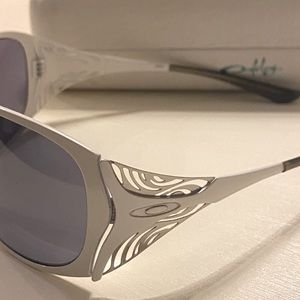 Women’s Oakley “Liv”